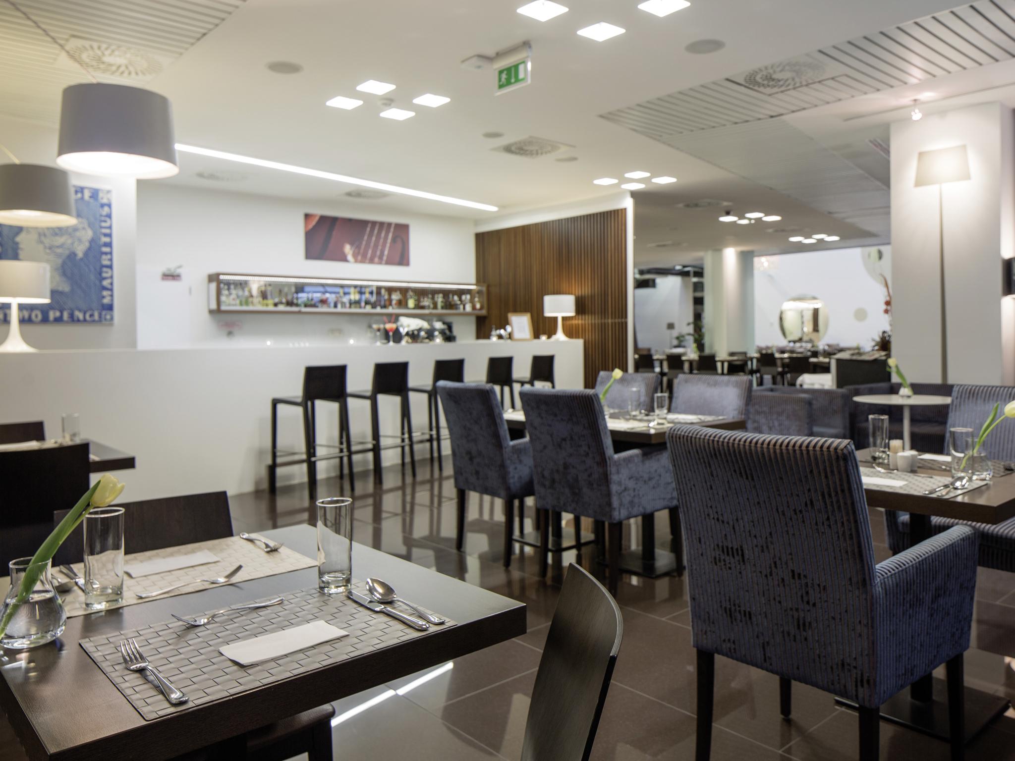 Ac Hotel By Marriott Bratislava Old Town Bagian luar foto